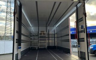 Quarta-Fahrzeugbau Feuerwehr Koffer_Aufbau Ladungssicherung Seitentür