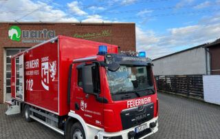 Quarta-Fahrzeugbau Feuerwehr Koffer_Aufbau Seitentreppe Hebebuehne