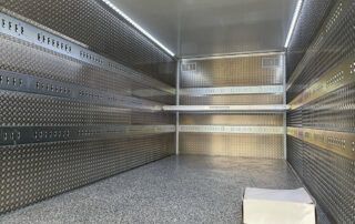 Quarta-Fahrzeugbau Innenverkleidung_Aluriffelblech Marothaan_Boden Ladungssicherung Koffer_Aufbau