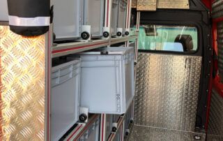 Quarta-Fahrzeugbau Innenverkleidung Aluriffelblech Marothaanboden Regal_Kisten Transport