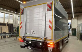 Quarta-Fahrzeugbau Koffer_Aufbau Dautel_Ladebordwand Seitenanfahrschutz Lackierung