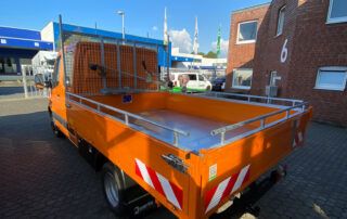 Quarta-Fahrzeugbau Pritsche Bordwand_Reling Stirnwandschutzgitter